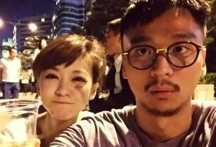 的陈意涵,一家四口隐居郊区别墅,两个孩子都像爸爸_许富翔_老公_女儿