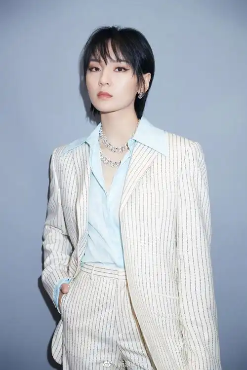 周笔畅白色条纹西装#笔笔@周笔畅剪短发啦~超清透的发型搭配西装look