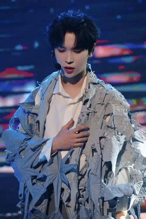 李希侃一身偶练的制服一秒唤醒大厂女孩的回忆,还把粉丝的礼物和信都