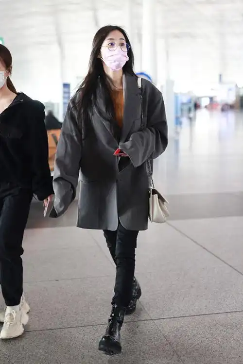 张碧晨低调现身穿黑灰色大码西装直接素颜状态也超好