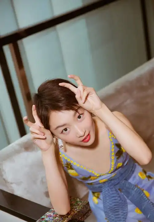 周冬雨夏裙写真图片:温婉又清纯