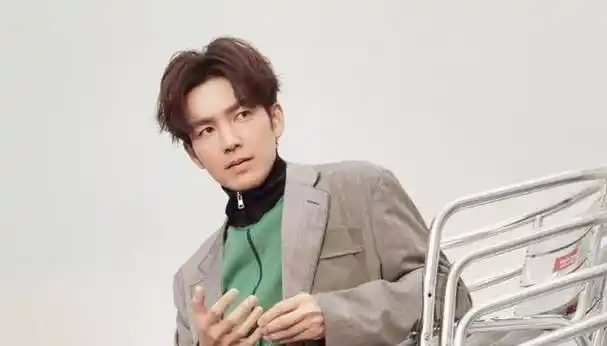 个头高挑身材好,夫妻俩低调恩爱同框画面超甜蜜_谢易桦_妻子_照片