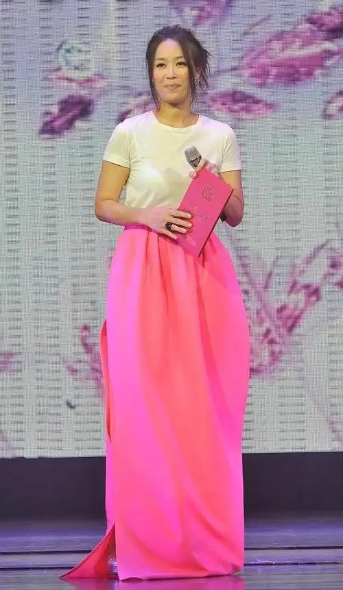 那英穿上少女粉却有点扮嫩一身霸气却穿得太稚嫩了不太配