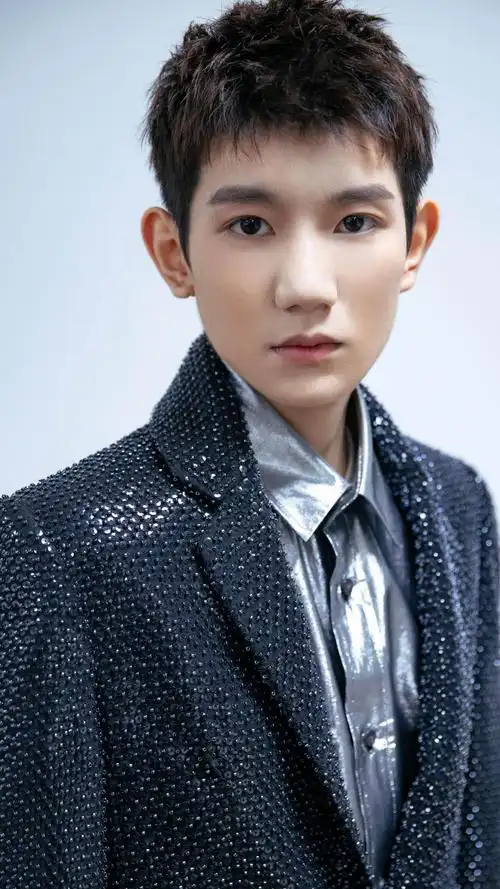 小鲜肉王源酷帅写真