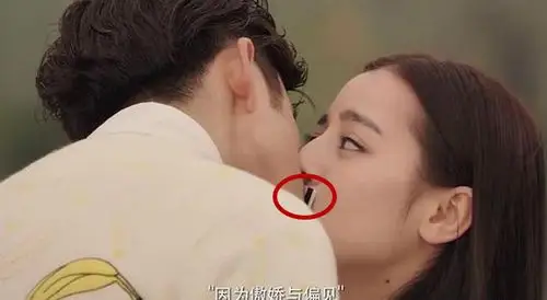 从远处看,迪丽热巴很勇敢地与对方亲吻起来,还睁着眼,完全没有害羞的