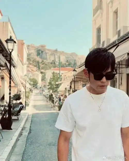 微博旅行家##城市巡游记##周杰伦##周杰伦演唱会#  周董留胡子了,不