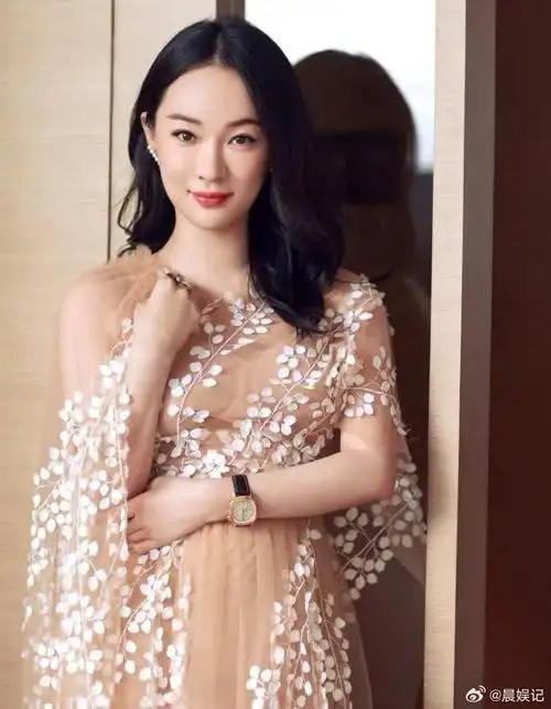有一种"幸福"叫做霍思燕,穿一袭花朵纱裙,脸都看着圆润了不少