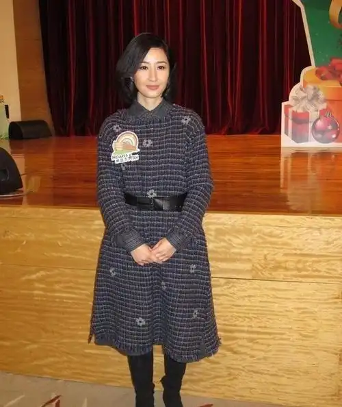 关咏荷高估自己的驾驭能力了穿红色长裙搭配紧身裤显矮又显粗