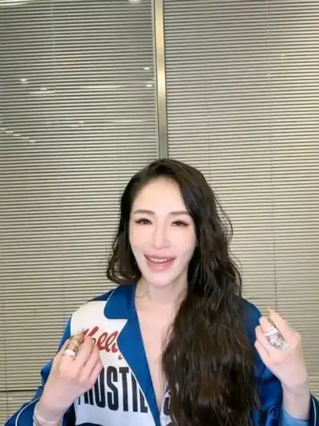 萧亚轩做直播透露她的近况1