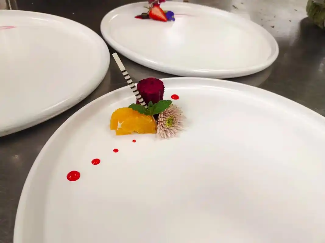 图文伙伴计划  #创意盘饰  分享日常打荷摆盘花草装饰～ - 抖音