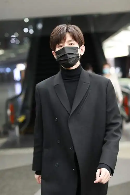 成毅戴口罩也显帅穿一身黑衣潇洒酷炫和古装打扮气质不一样