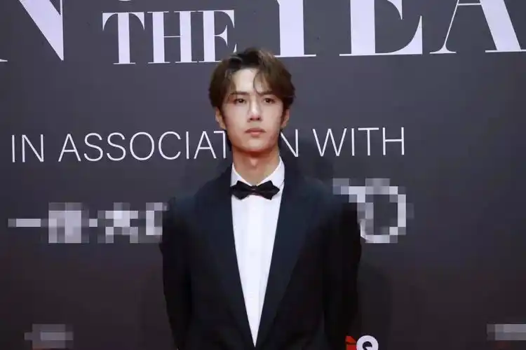 王一博黑色西装酷帅亮相 谈车手话题笑容灿烂