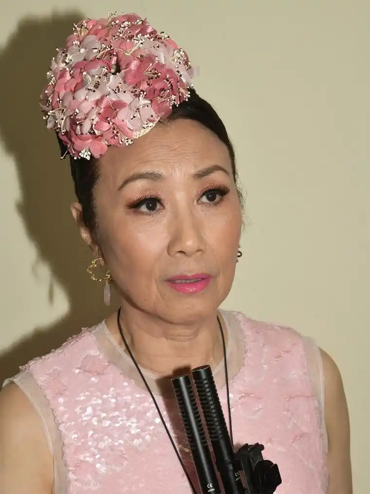 原创72岁汪明荃好自信,果冻粉亮皮裙配大头花,可惜松弛肌肤太减分