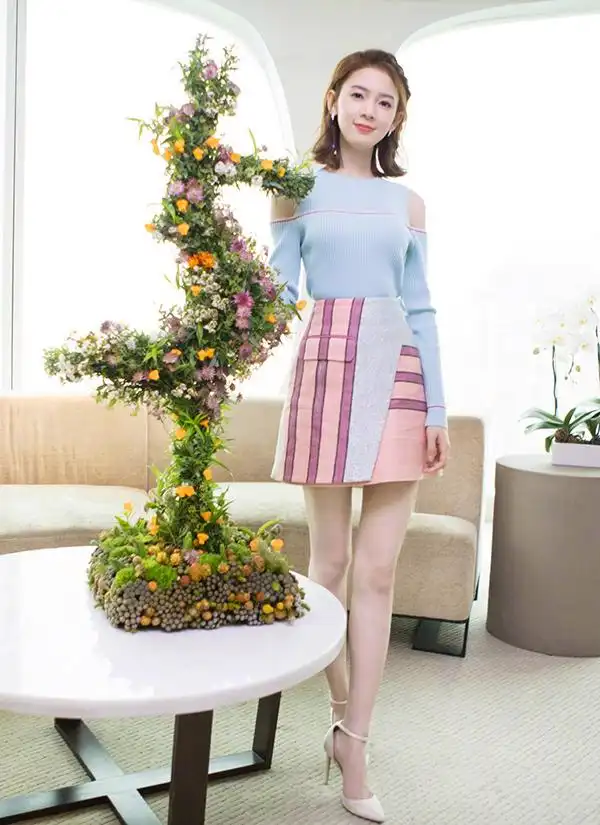 陈瑶穿小粉裙露美腿,网友:我怀疑她把腿拉胖了