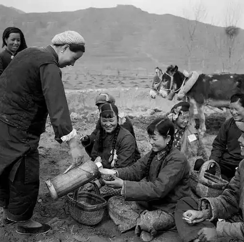 1960年代,甘肃省,春耕中的保安族社员在田间休息.