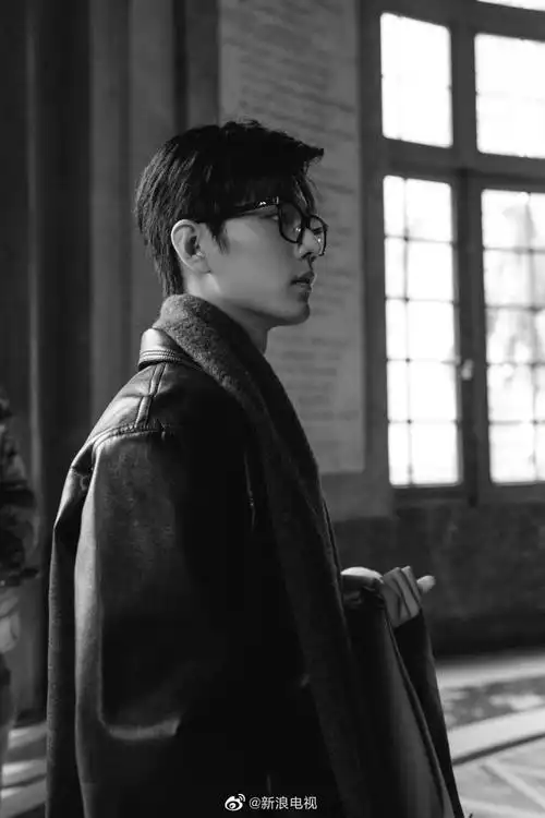 肖战黑框眼镜造型随拍##美图洗眼
