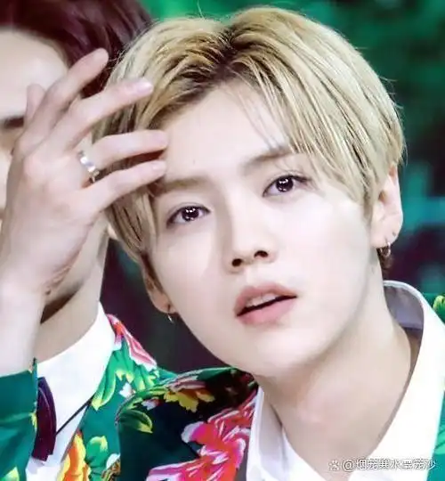 难怪鹿晗总不哈哈大笑看到他唯一一张大笑照丑到判若两人