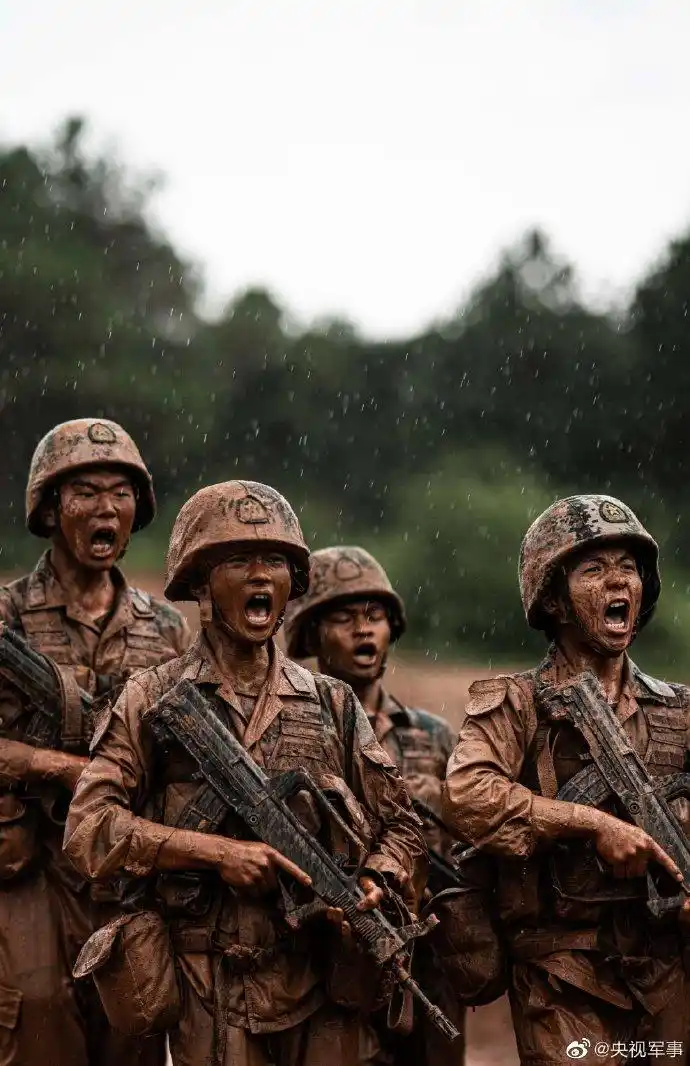 暴雨突袭官兵雨中进行强化训练