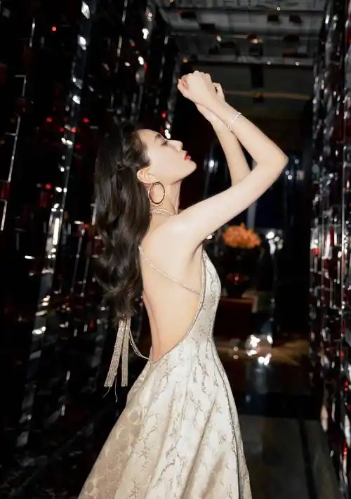 李斯羽登《男人装》秀107公分大长腿,曾在红毯艳压江疏影,李沁_运动