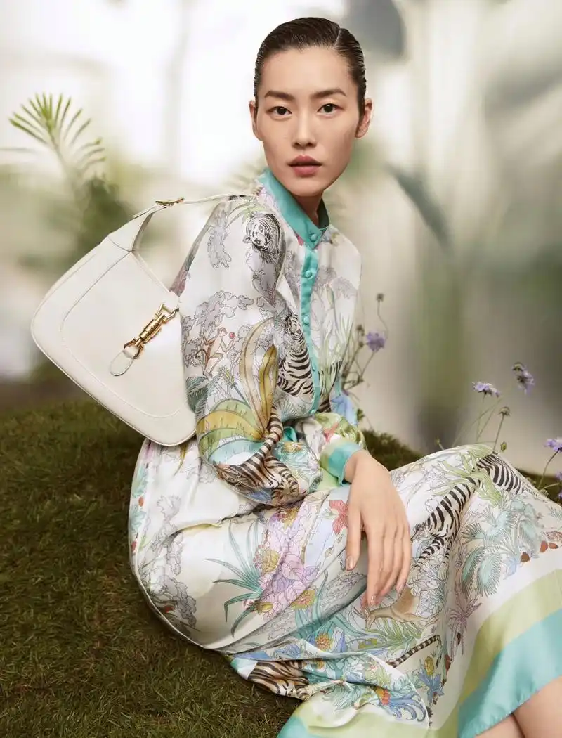 刘雯的穿搭更多了一些清新和浪漫的活力.