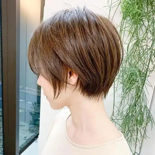 最实用的发型改变方法,简单时尚效果好,很多短发女性都在用