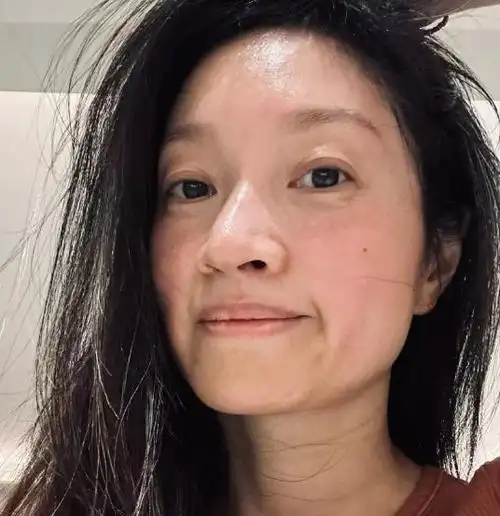 地在个人社交媒体上分享了自己的素颜照,展现了40岁女性真实的一面