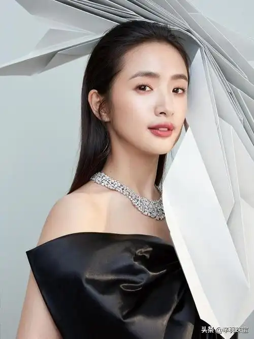 活泼少女林依晨颜值高首饰服装搭配也好看造型多变真可爱