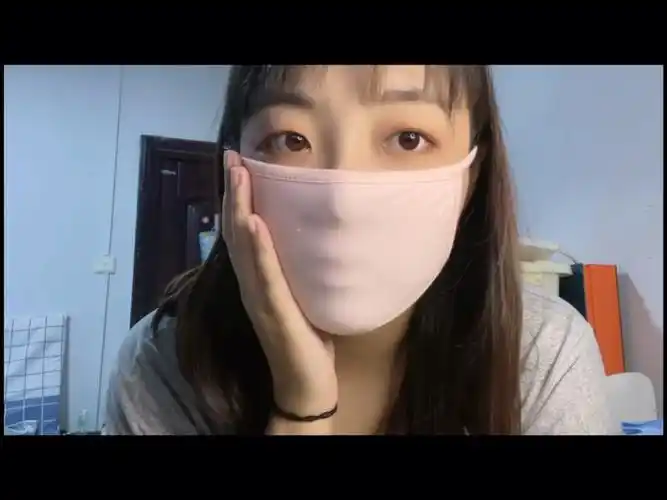 这次试一下粉红色的莫代尔口罩 蒙面美女