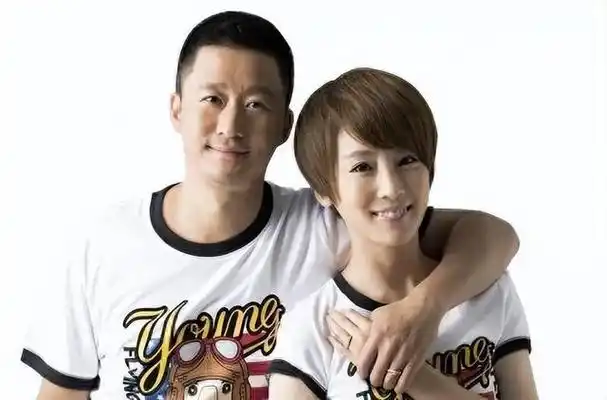 吴京带妻子上真人秀,偷偷带了5个避孕套,检查行李时谢楠尴尬不已