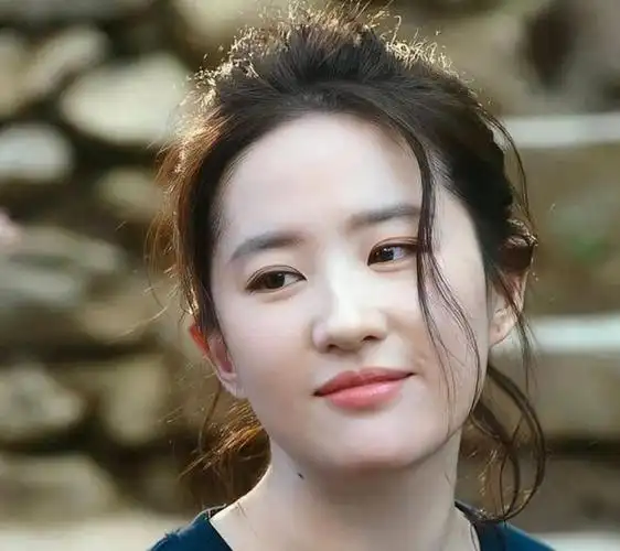 别看刘亦菲的发型也会踩雷但多数的发型都很实用普通人可照搬