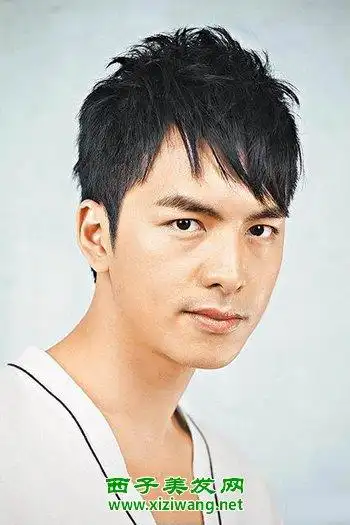 大饼脸男生适合什么发型 大饼脸男生,大饼脸发型