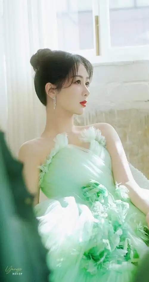 壁纸壁纸壁纸#杨紫绿色抹胸纱裙#新壁纸来了@杨紫#杨紫长相思