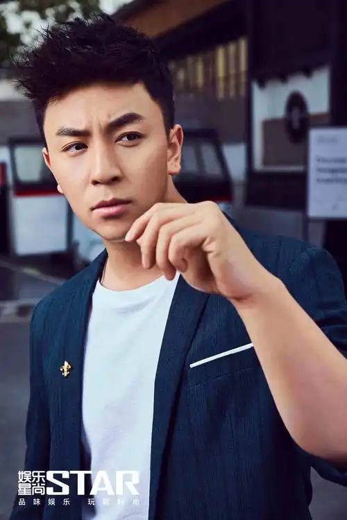 释小龙曝光最新写真 成熟俊朗魅力尽显