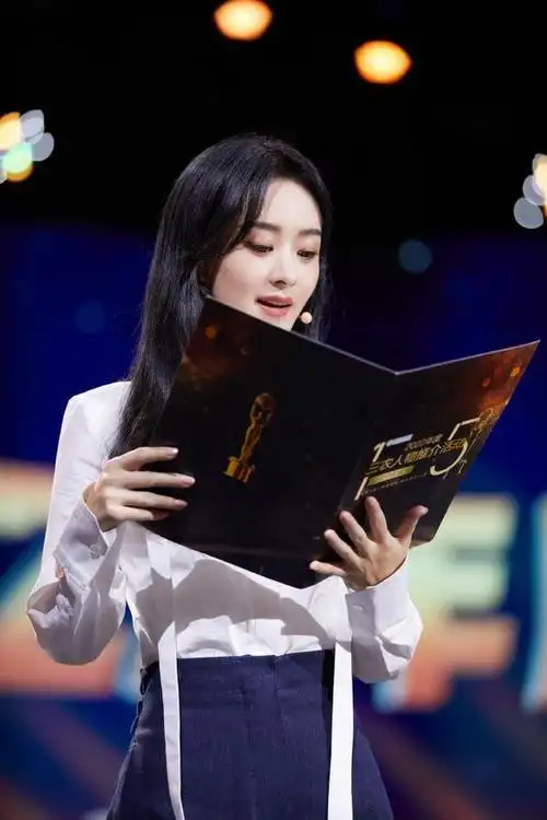 赵丽颖登台朗诵造型吸睛白衬衫搭配阔腿裤清爽干练又显气质