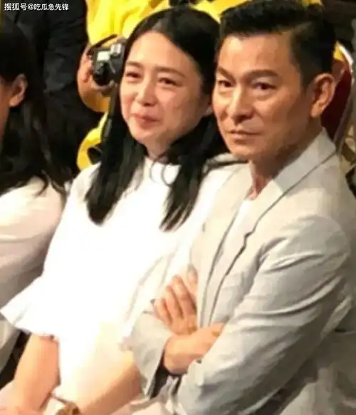 61岁刘德华观看女儿演出引起轰动,女儿五官精致可爱,老婆很有"旺夫相"