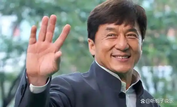 70岁成龙近照曝光,头发全白胡子拉碴,网友:无法接受断崖式衰老