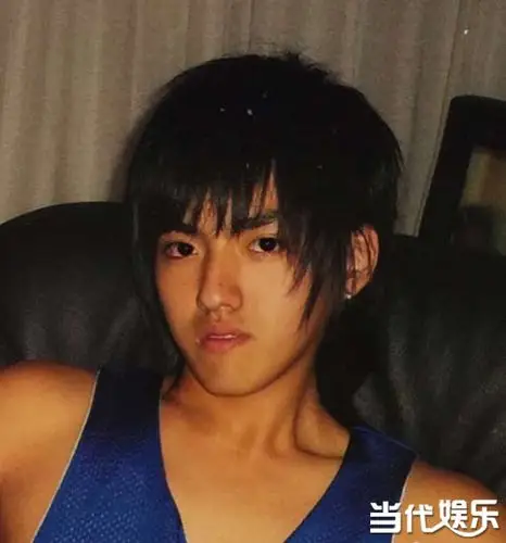吴亦凡晒15岁青葱照片杀马特发型酷炫引共鸣