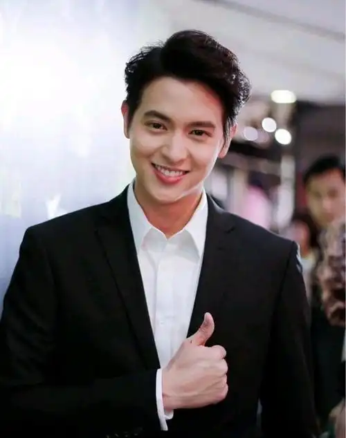 泰国当红男艺人吉拉宇,昵称是三胖,最近被这个男孩子迷住了