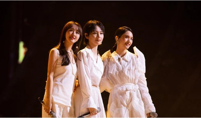 那英,容祖儿和陈梓童演唱《达尔文》,唱出917的高分_周笔畅