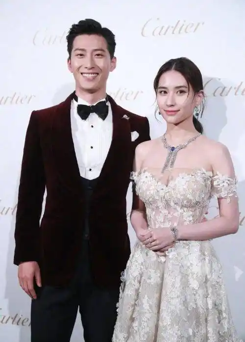 原创太没安全感何超莲带男友看邓紫棋演唱会窦骁偷瞄女友发信息