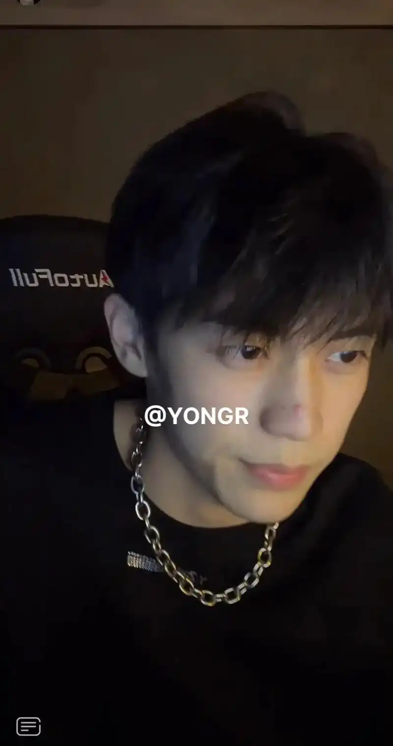 5.28直播截图#帅哥 #人鱼线 #余庆伟 - 抖音