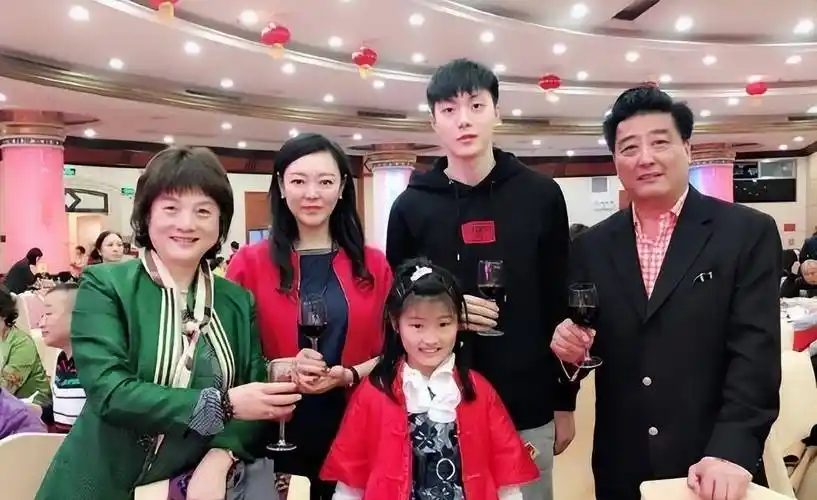 胡明轩妈妈现身寺庙烧香拜佛!