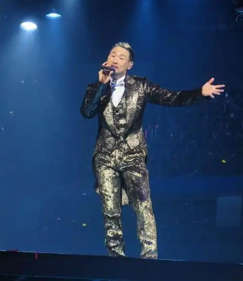 风华正茂的音乐巨星,张学友,以他坚强的意志和不屈的精神再度令人肃然