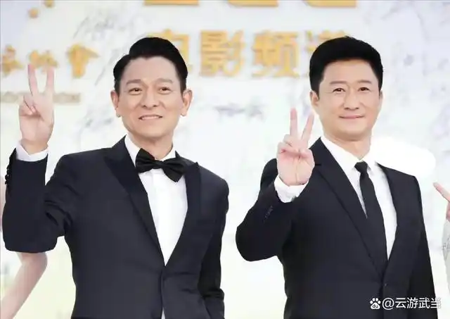 前几天在金鸡奖上,刘德华在台上发言,吴京用手机录视频的画面被镜头
