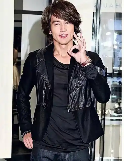 修手机浴袍照泄露,17年恋情曝光,如今林志玲嫁人,言承旭酸不?