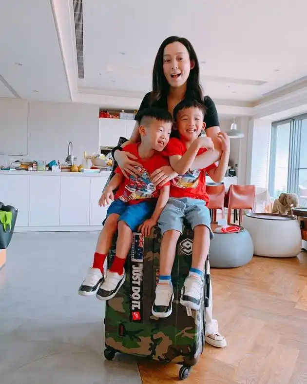 范玮琪素颜带儿子出行 飞飞翔翔坐行李箱上超开心