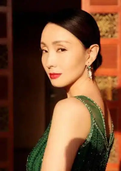 陶虹风波后晒美照,深v露美背太撩人,因评演员刚引发70万条争论_照片