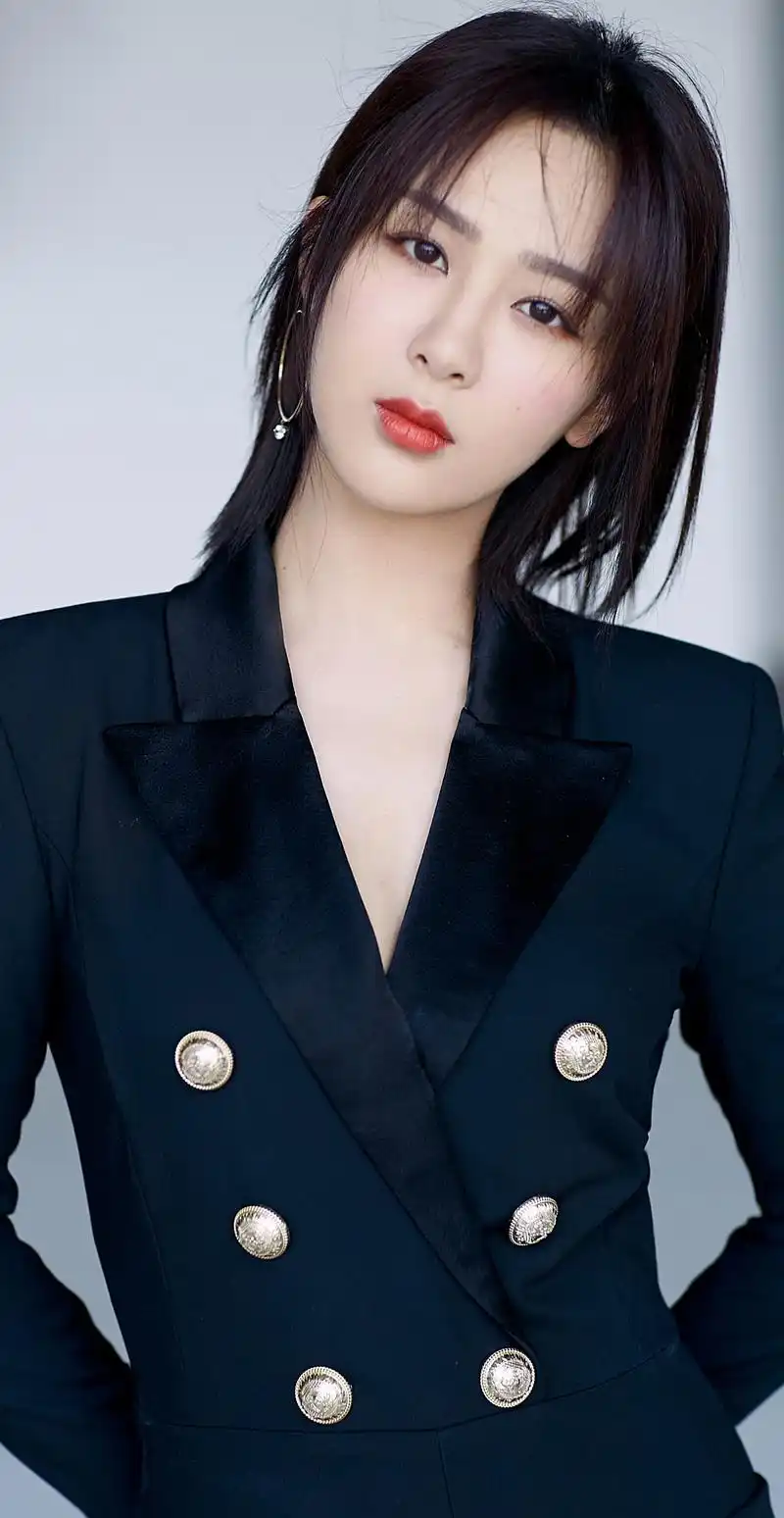 八字命理名人篇杨紫命身偏弱食伤泻秀事业昌达