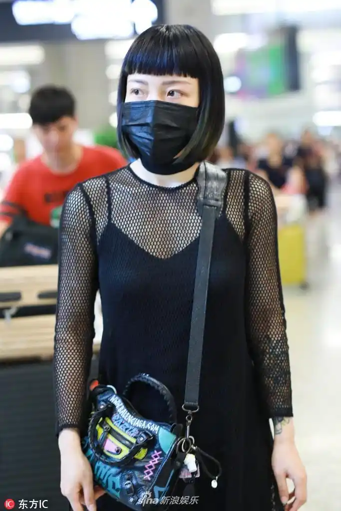 组图:吴莫愁黑色透视薄衫走暗黑少女风 口罩遮面大方对镜挥手