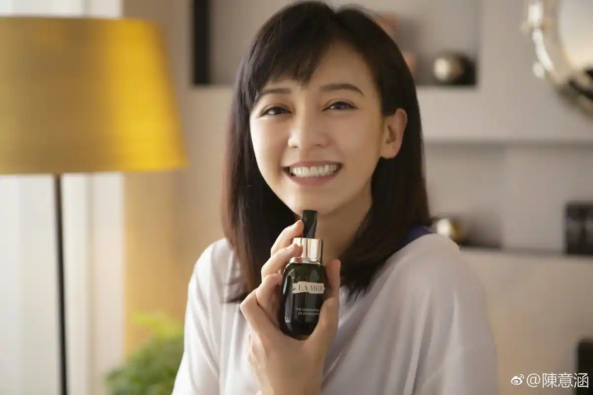 史上最硬核产妇,36岁陈意涵齐刘海配笑脸美回18岁"冻龄脸"